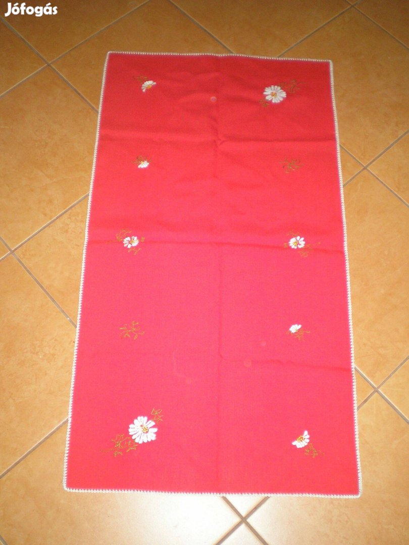 Új piros asztali futó hímzett hosszúkás