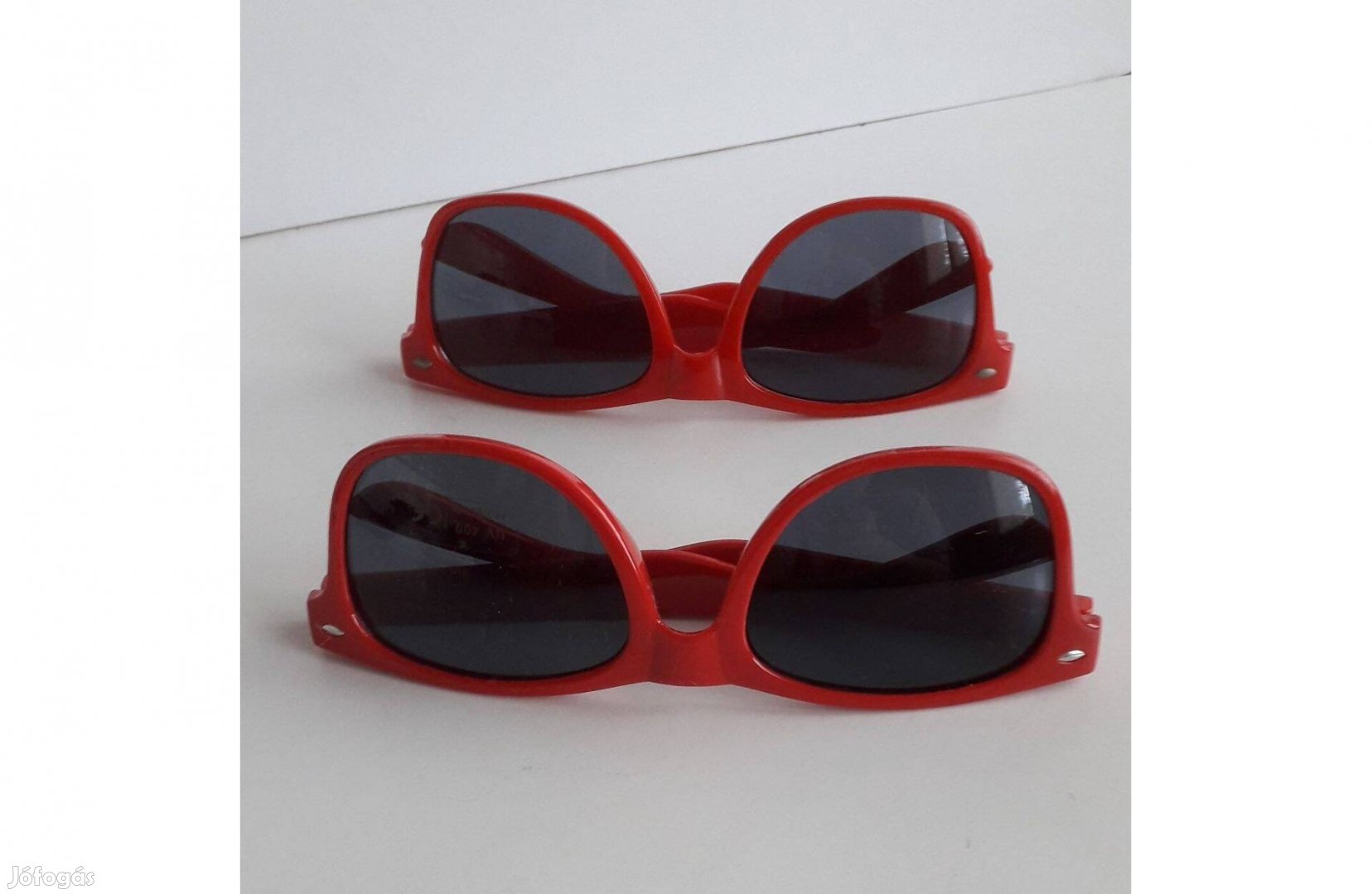 Új piros keretes napszemüveg UV 400 védelemmel
