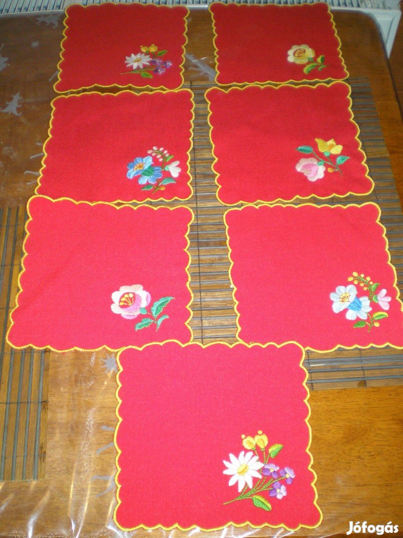 Új piros színű kézzel hímzett apró terítők szalvéták 7 darab