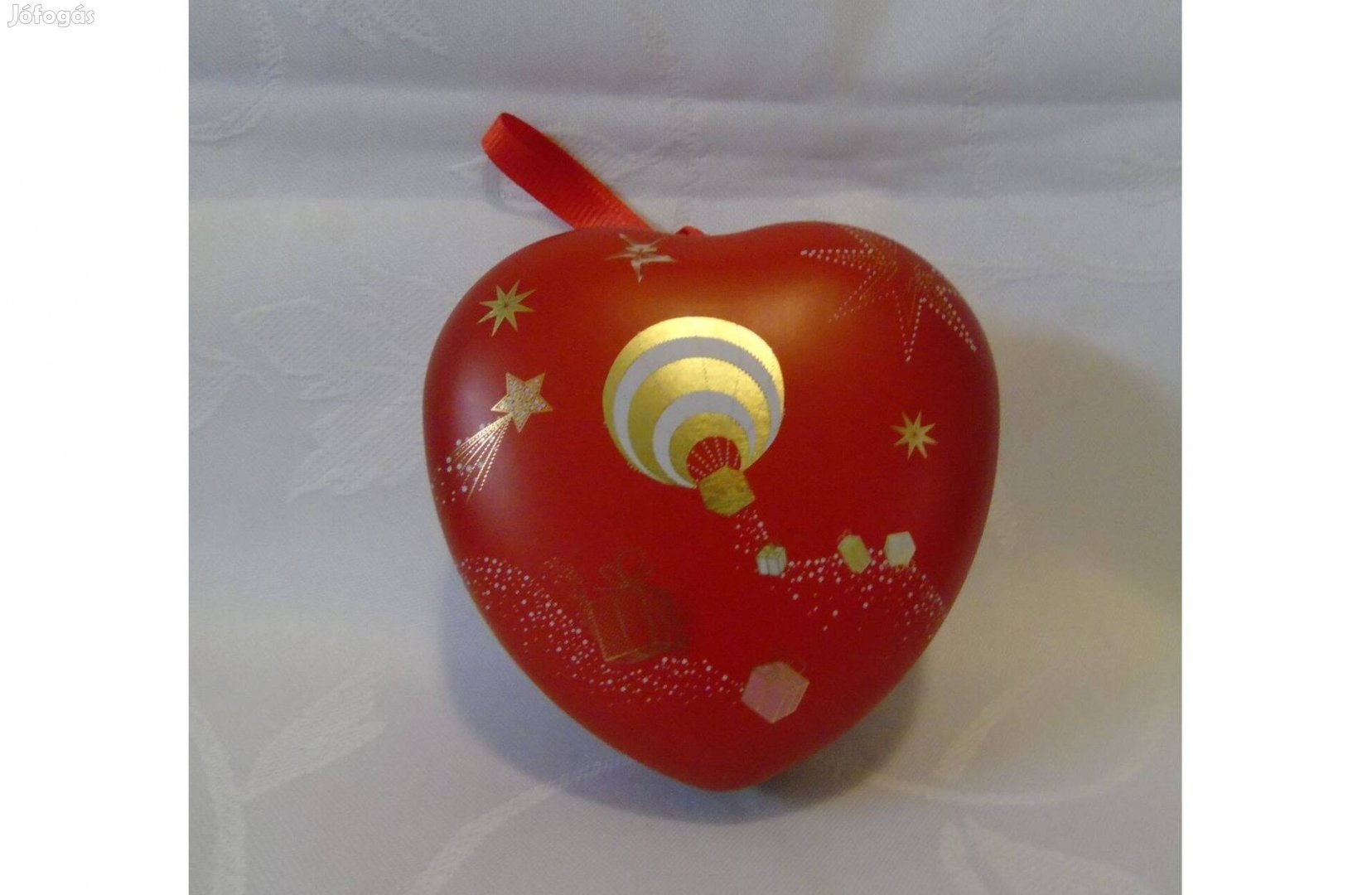 Új piros színű szív formájú fém festett ajándéktároló