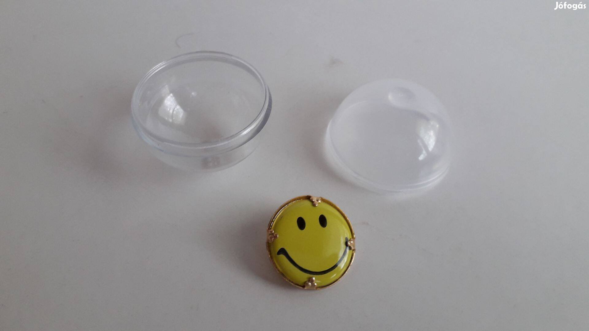 Új smiley kör alakú kitűző 2,3 cm tokban