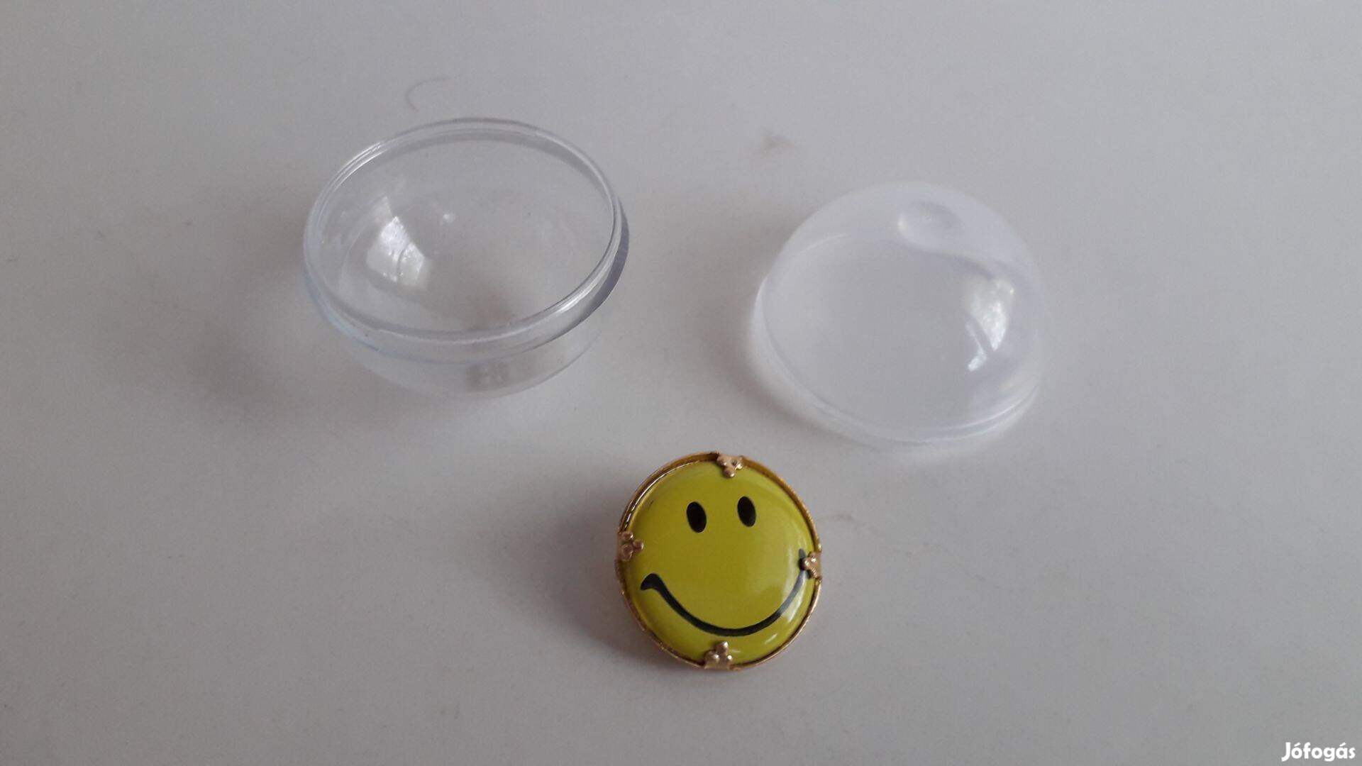 Új smiley kör alakú kitűző 2,3 cm tokban