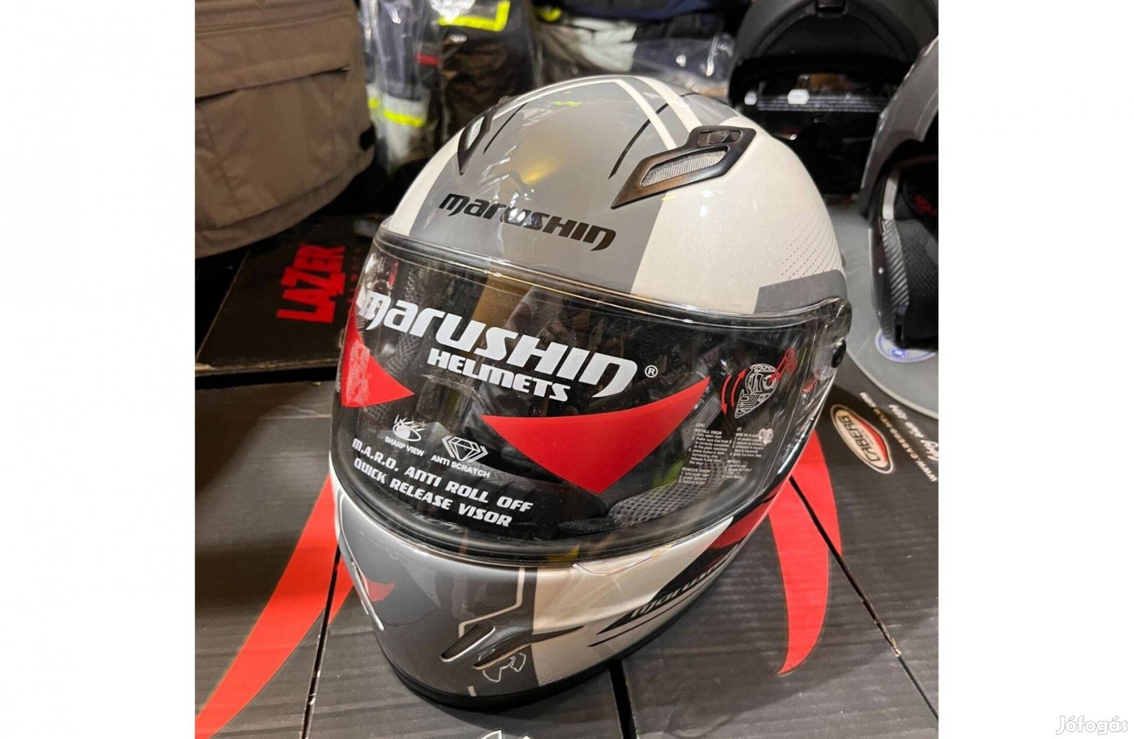 Új tesztgyőztes üvegszálas bukósisak Akció ! Japán Marushin