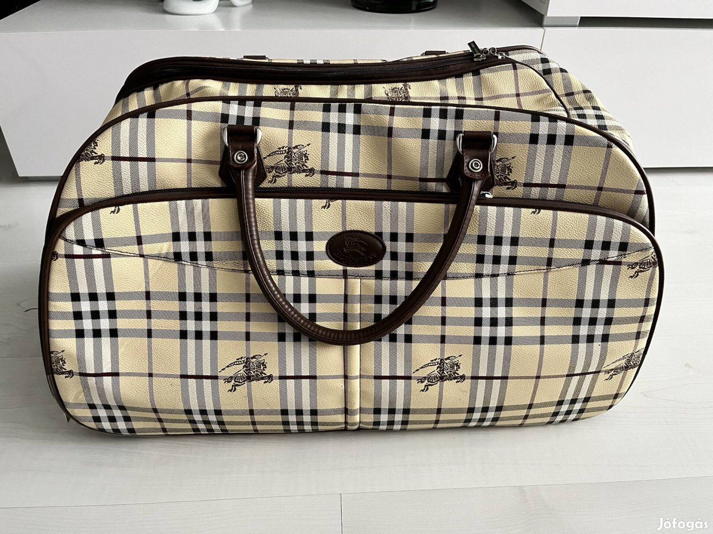 Új utazótáska. Gurulós, húzható bőrönd, új utazó táska.