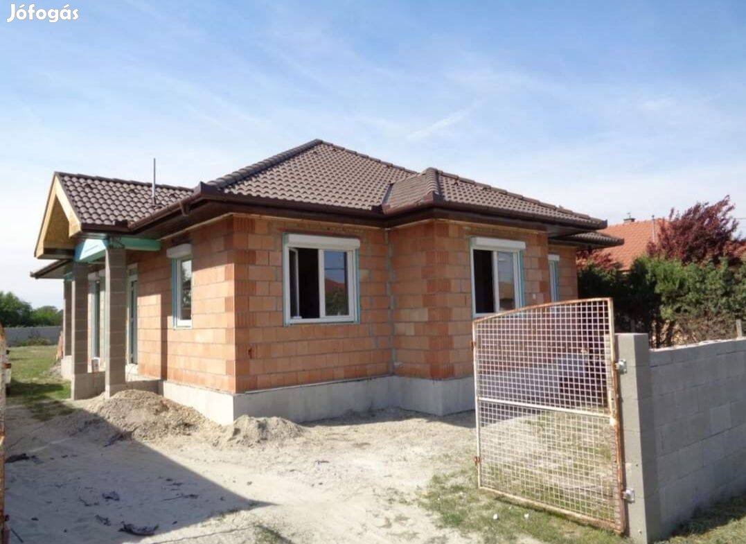 Újépítésű Modern Önálló családi ház eladó Nagykátán. Hőszivattyús fűt