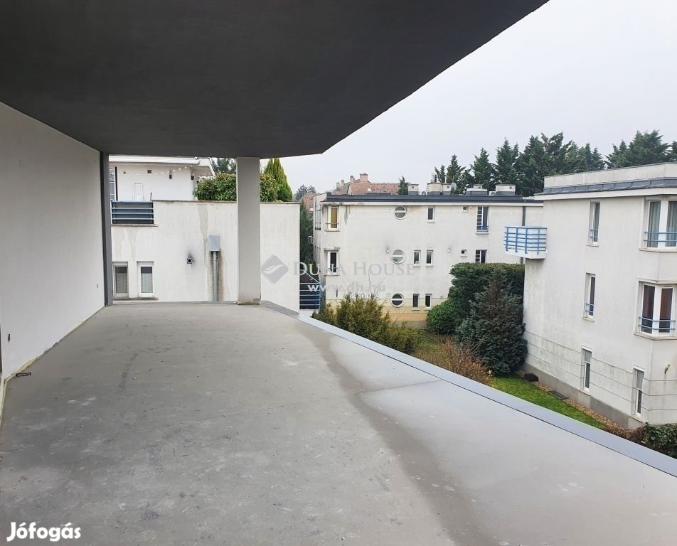 Újépítésű Penthouse lakás udvari gk. beállóval