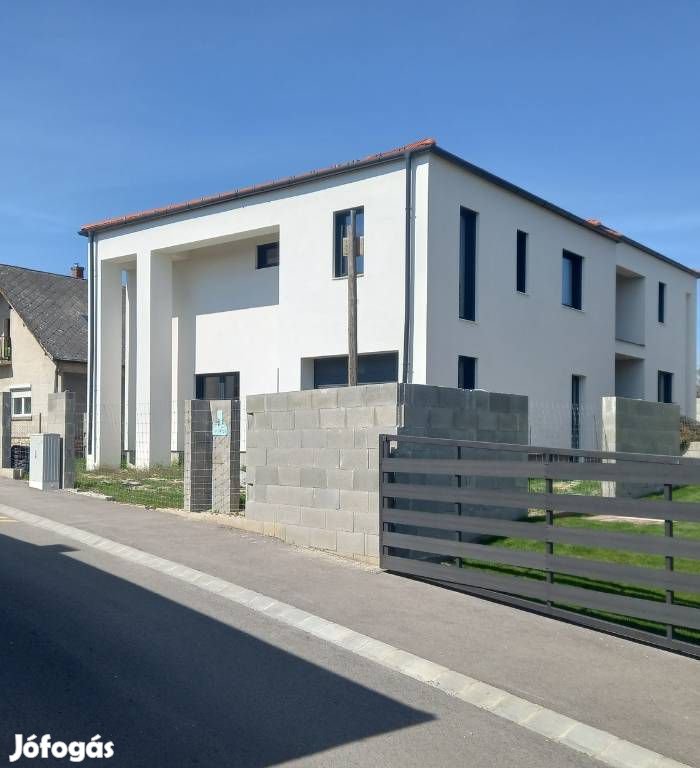 Újépítésű családi ház Balatonfüreden