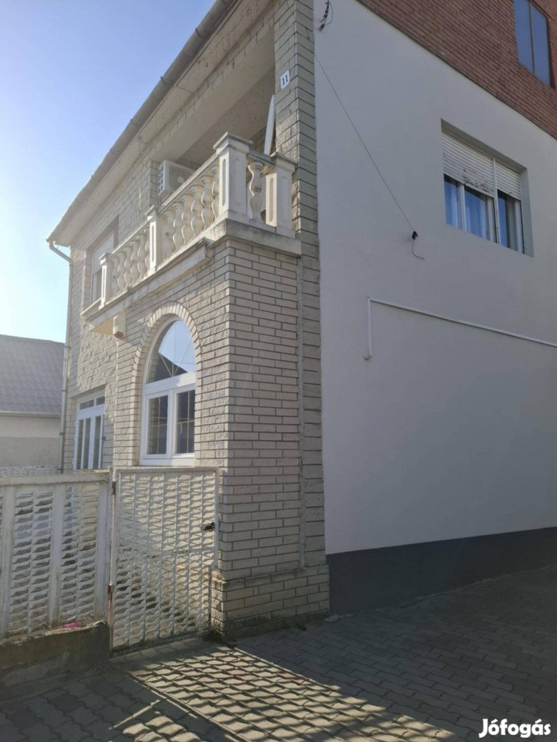 Újfehértó frekventált utcájában eladó egy 160 m2-es családi ház!