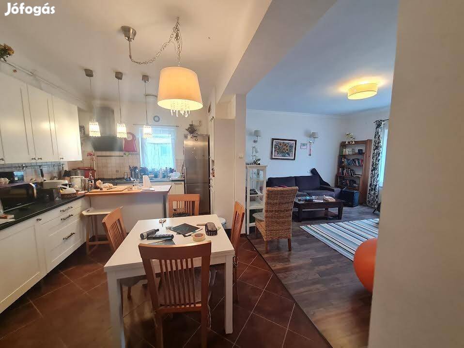 Újpesten 3 szobás földszinti lakás eladó garázzsal,