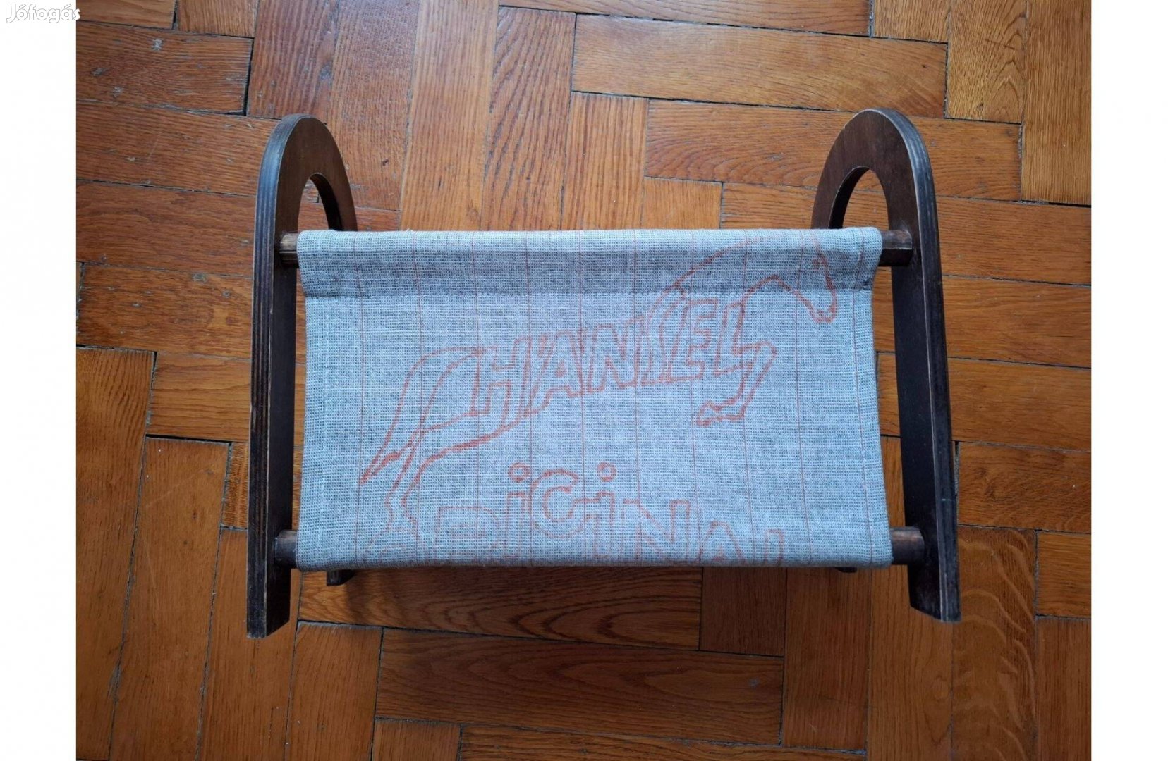 Újság, folyóirat tartó fa kerettel, lovas mintás vászonnal