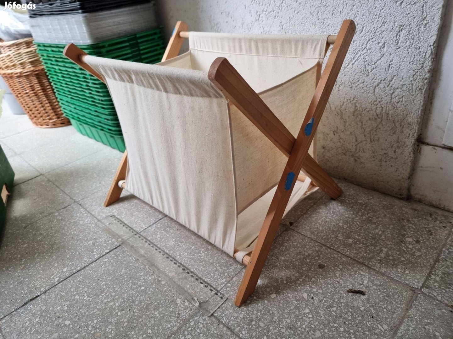 Újságtartó, fenyő váz, vászon