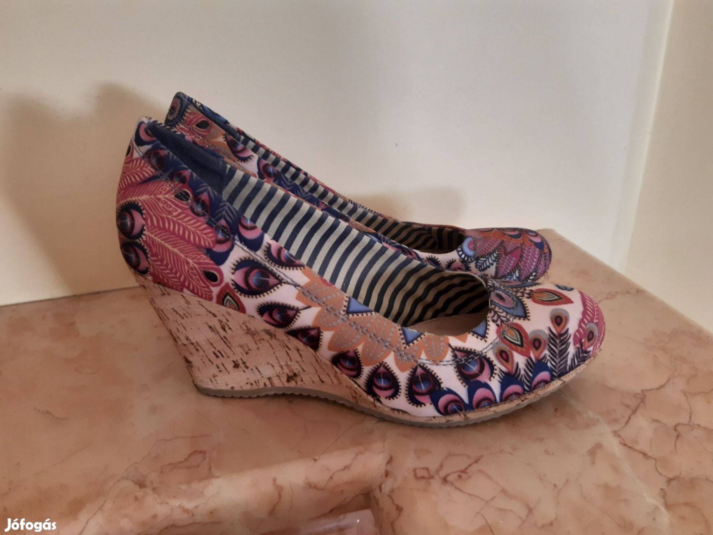 Újsz. Graceland élénk pávatoll mintás nagyon trendi telitalpú cipő 40