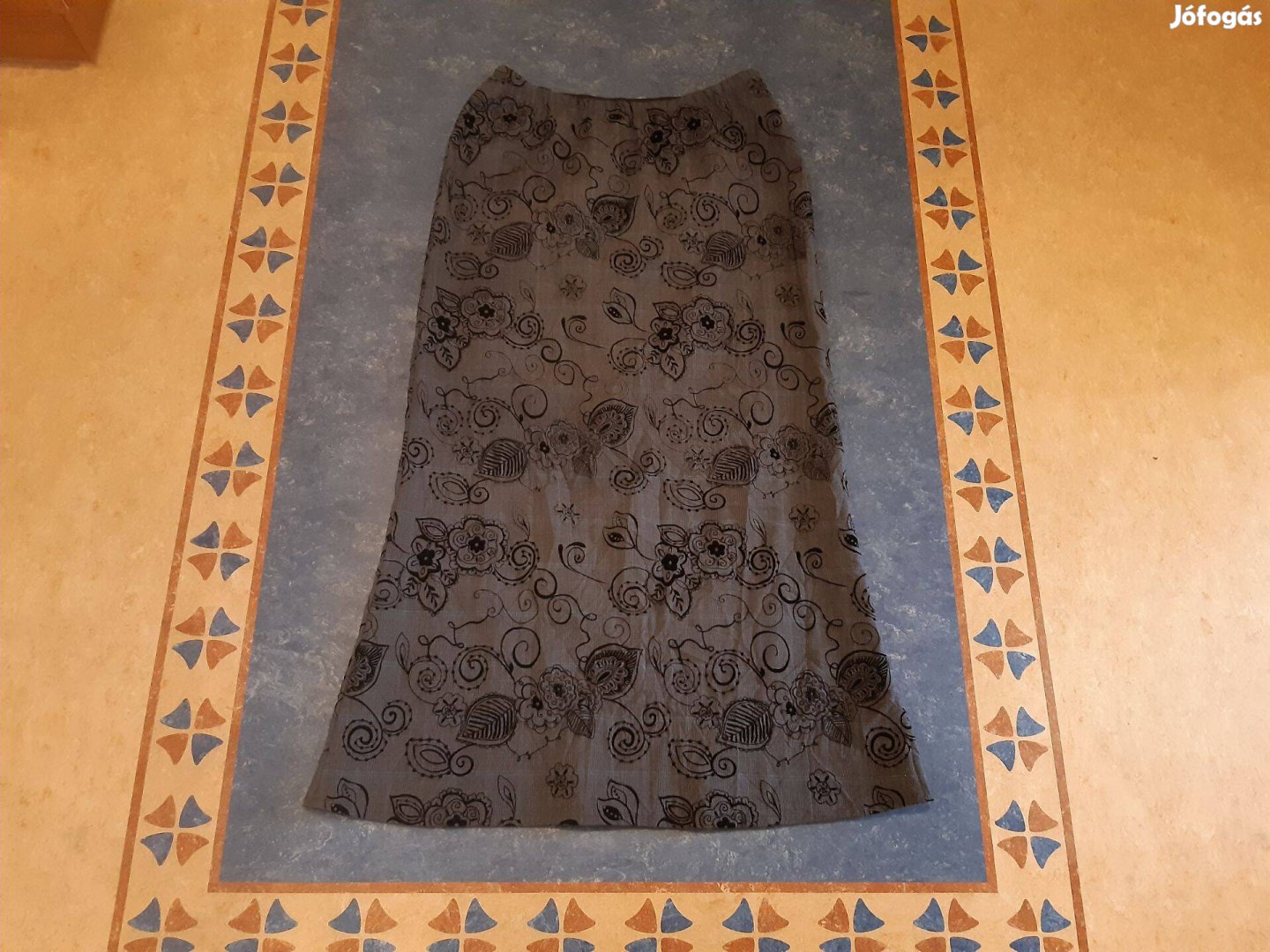 Újsz. szürke alapon finoman kockás bársony virágos maxi