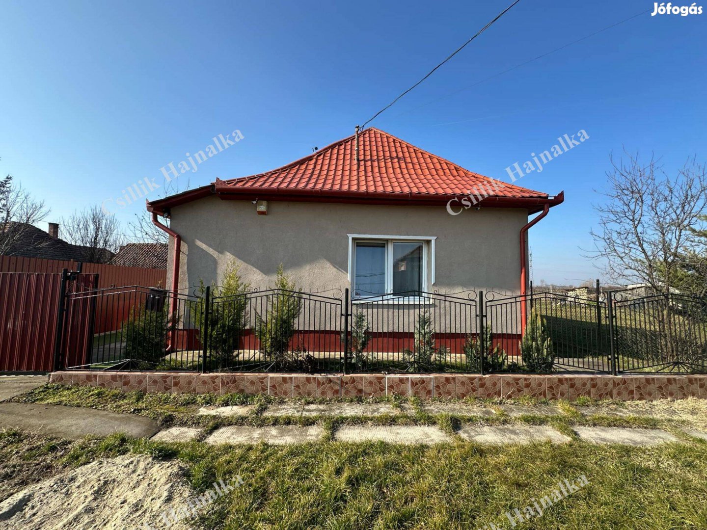 Újszász 90 nm-es, 3 szobás, felújított családi ház