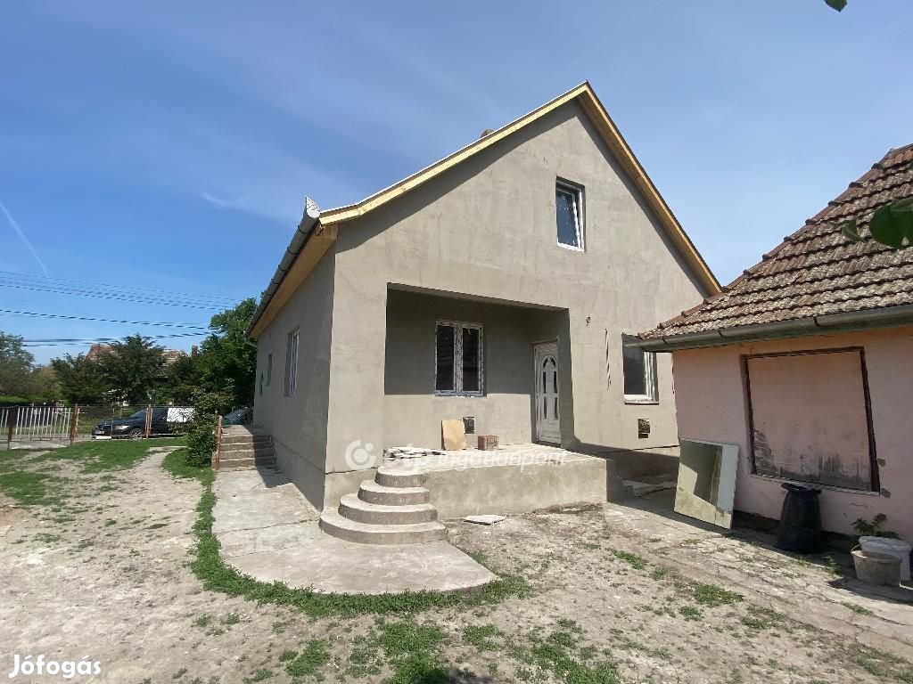 Újszászi 107 nm-es ház eladó