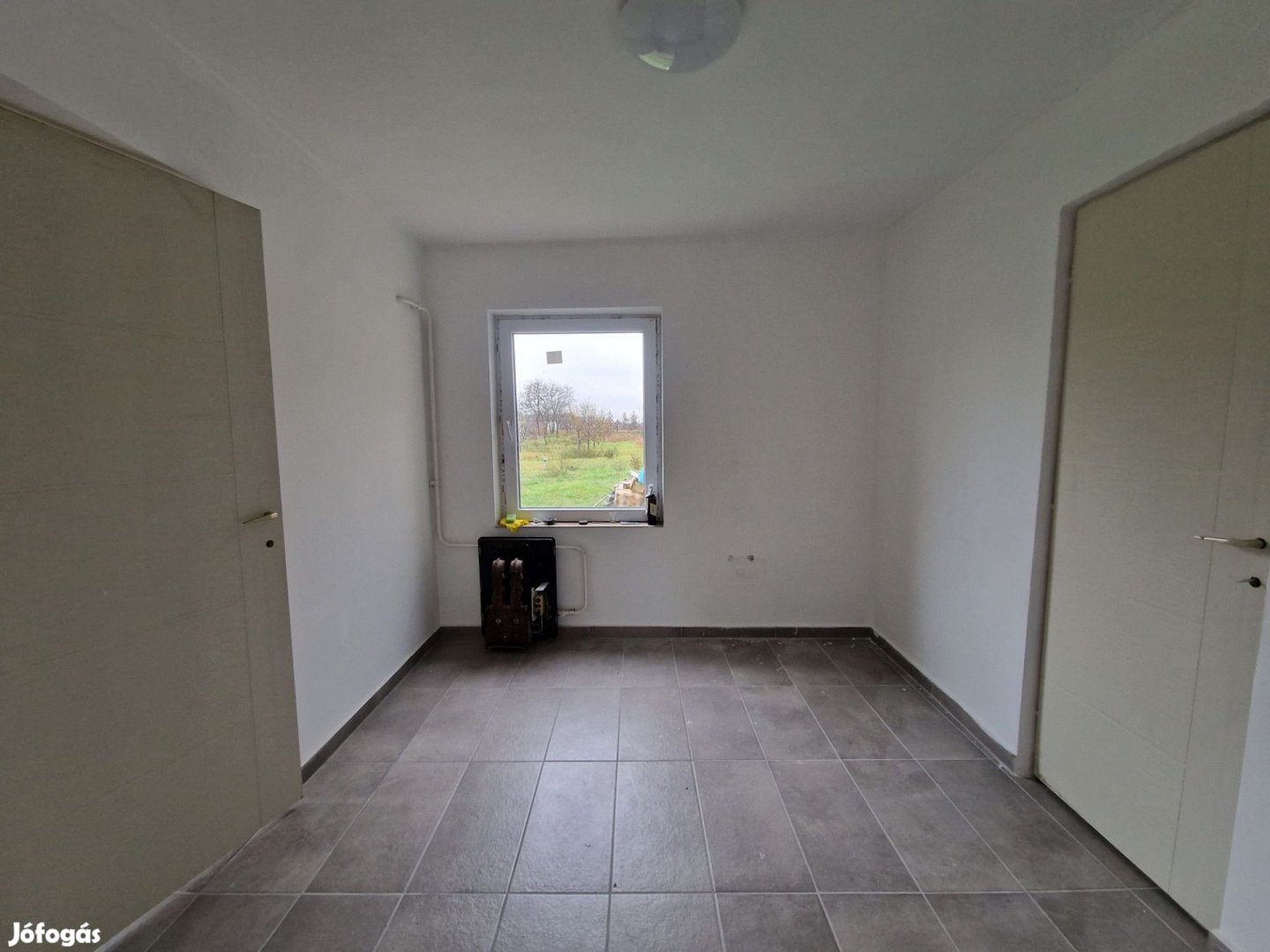 Újszászi egy szobás felújított családi ház eladó