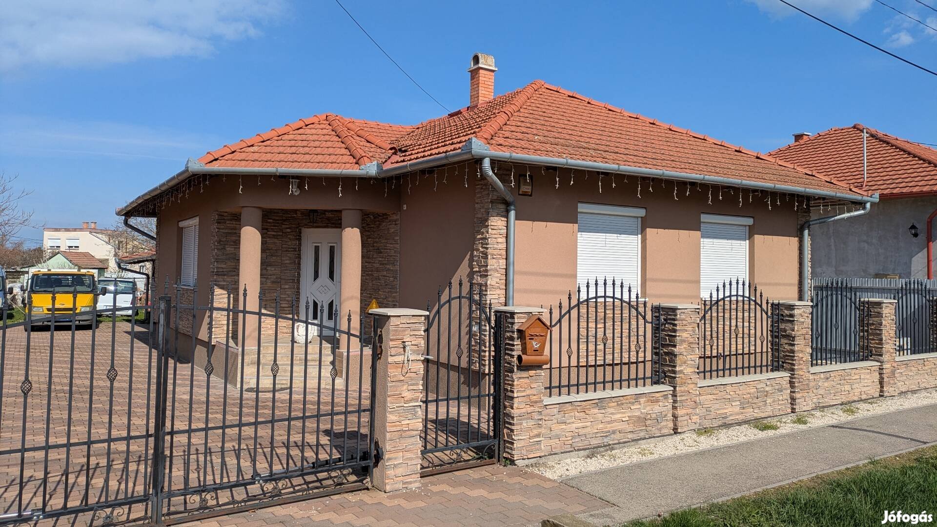 Újszerű 115 nm ház eladó Újszász kisvárosban