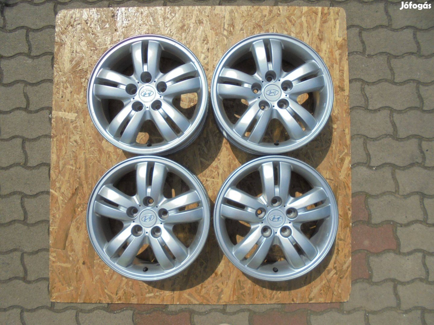 Újszerű 16-os Hyundai alufelni eladó