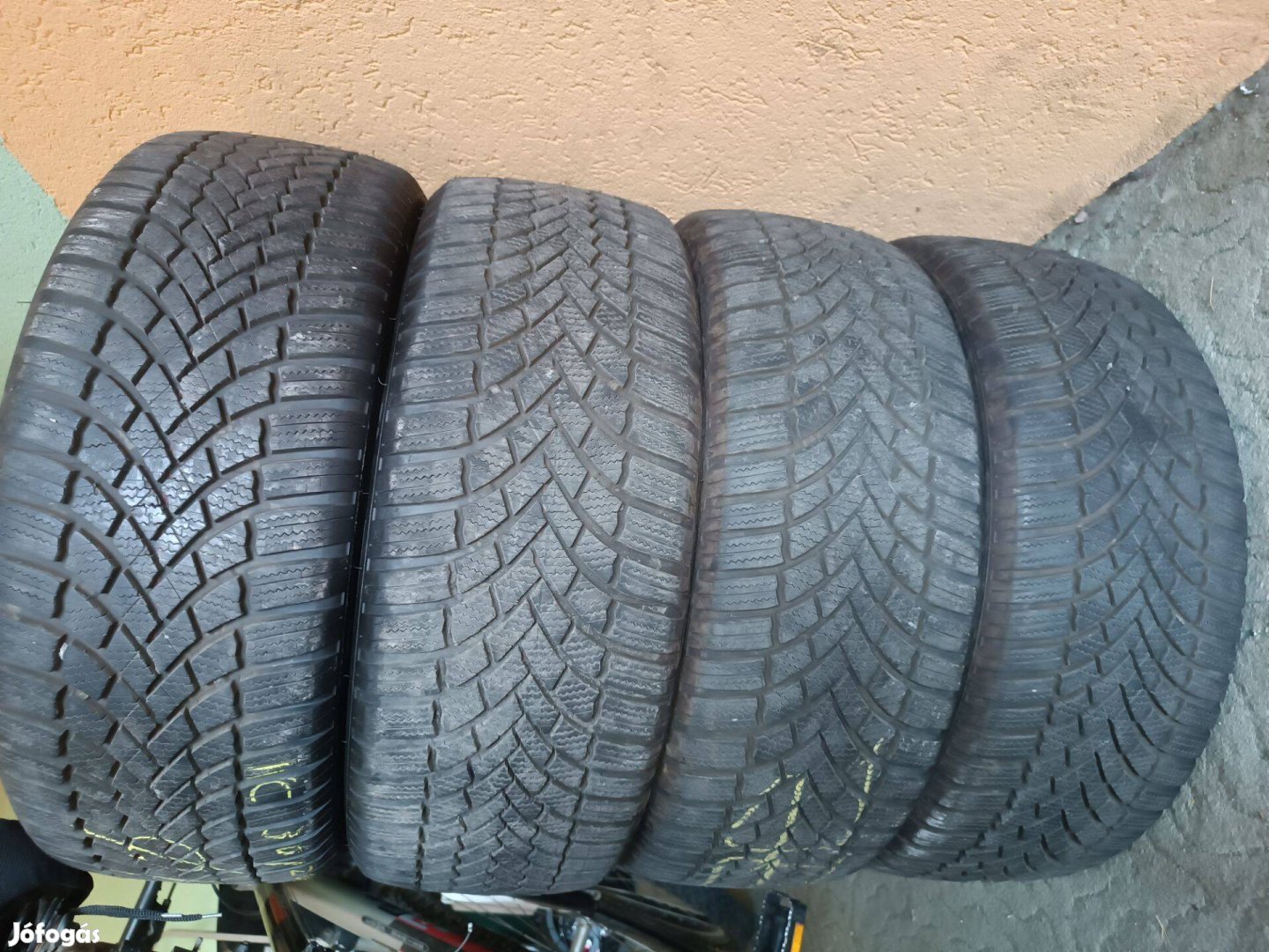 Újszerű 17" 205/50 R17 Bridgestone téli gumi eladó!