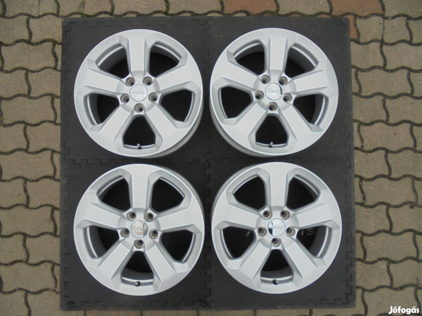 Újszerű 17-es Jeep szenzoros gyári alufelni eladó