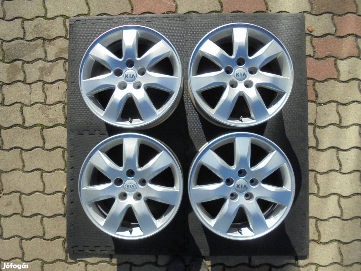 Újszerű 17-es KIA gyári alufelni eladó