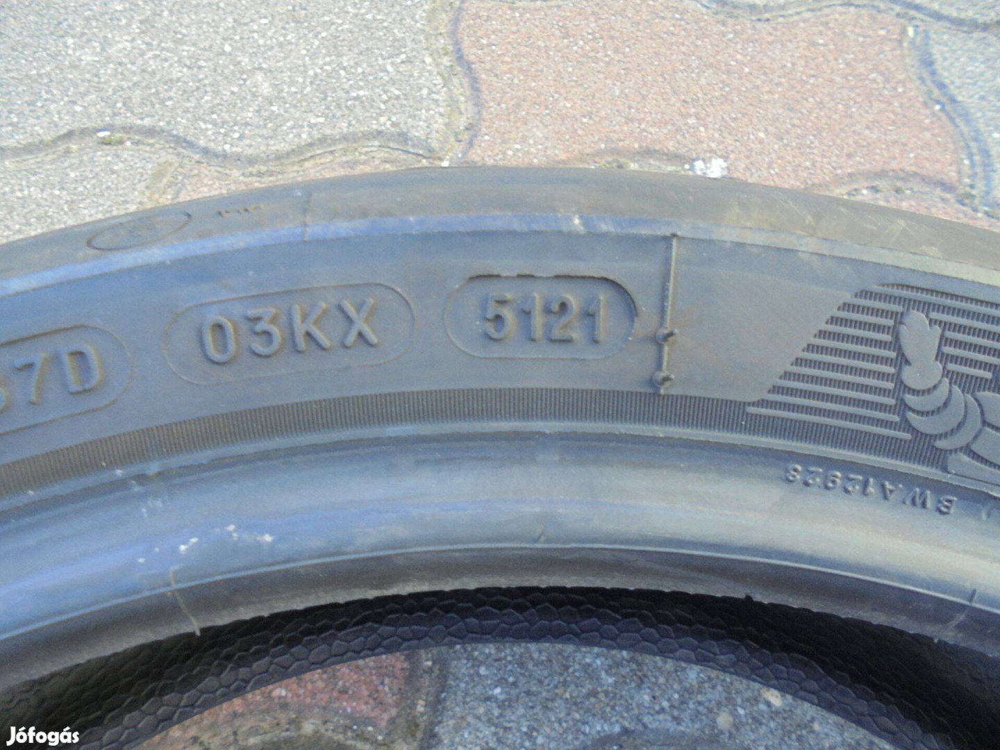 Újszerű 180/55 R 17-es prémium motor gumi eladó