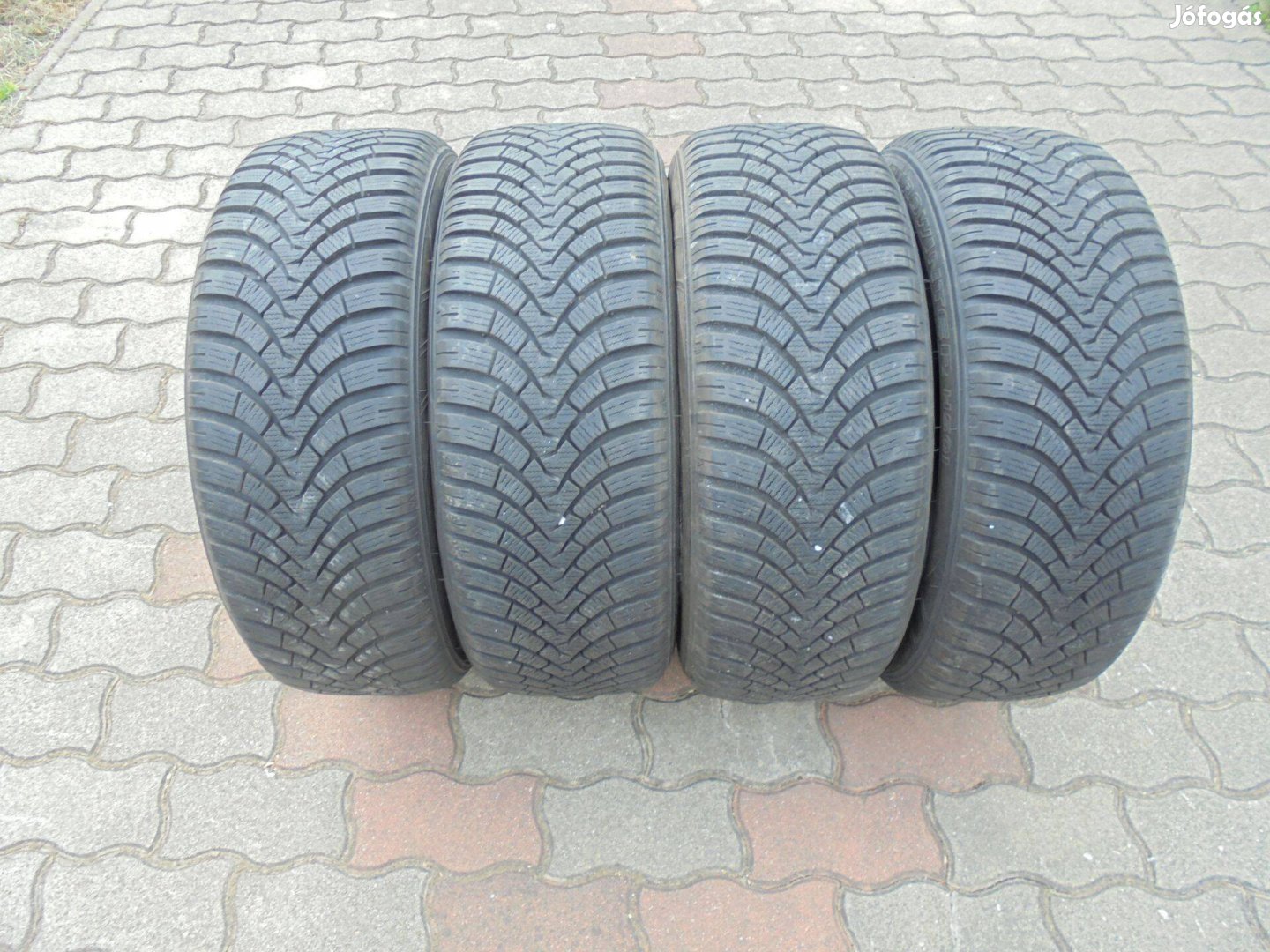 Újszerű 205/55 R 17" Falken téli gumi eladó