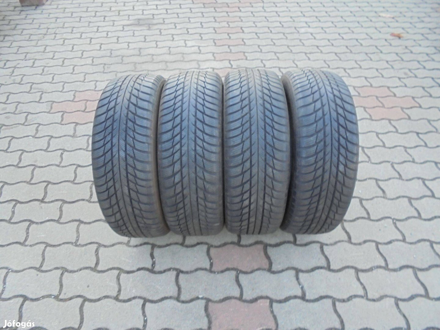 Újszerű 205/60 R 16-os Bridgestone téli gumi eladó