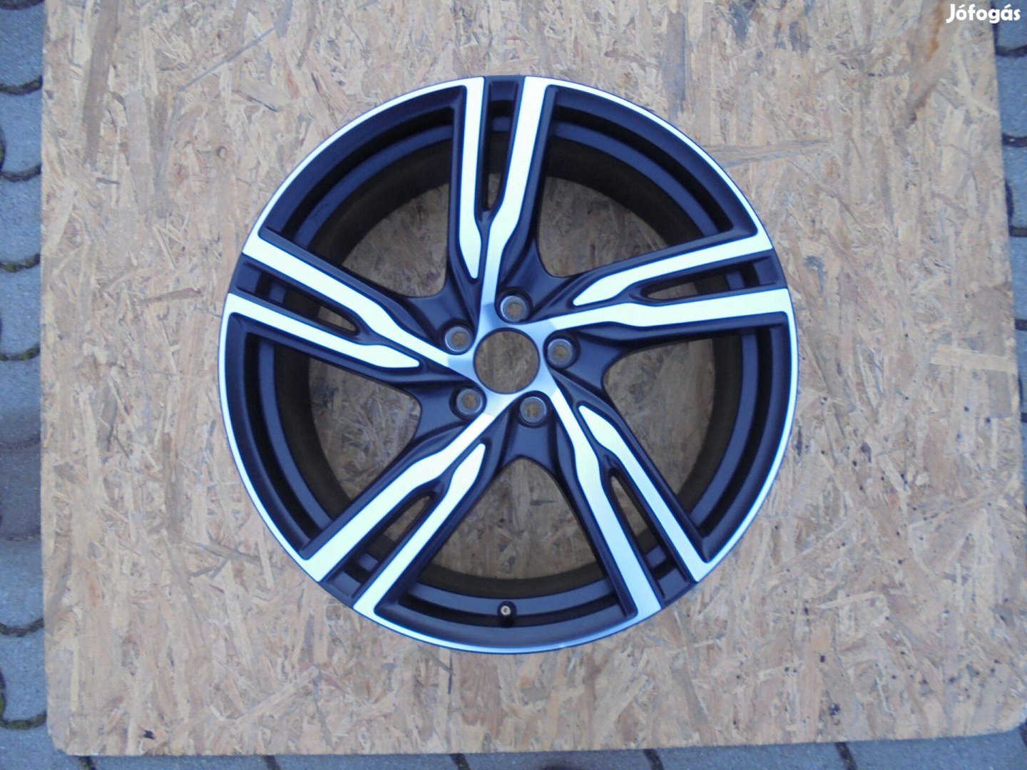 Újszerű 20-as gyári Volvo 1 db alufelni eladó