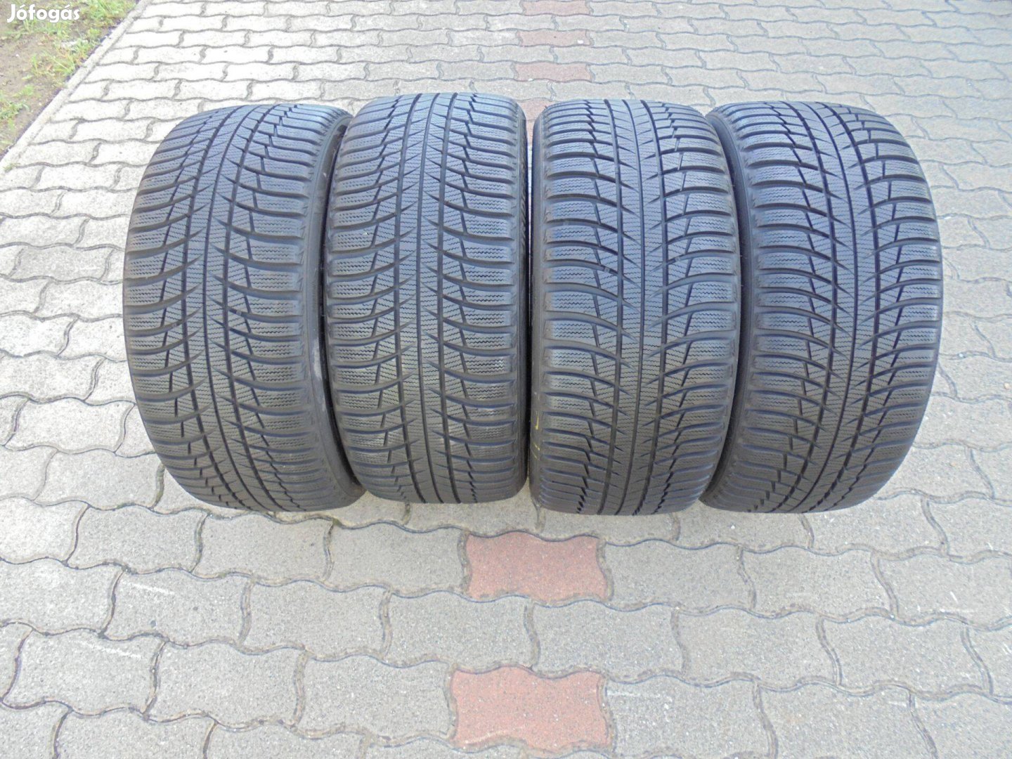 Újszerű 255/40 R18" Bridgestone téli gumi Eladó