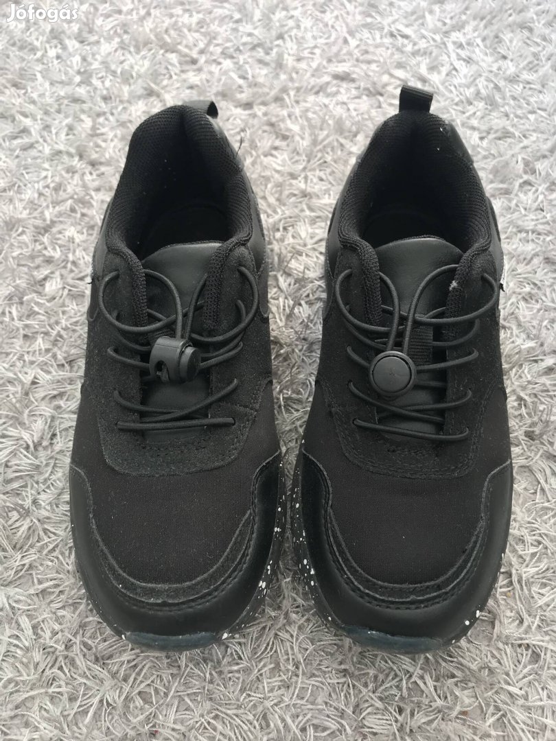 Újszerű 33-as Reserved fiú sportcipő