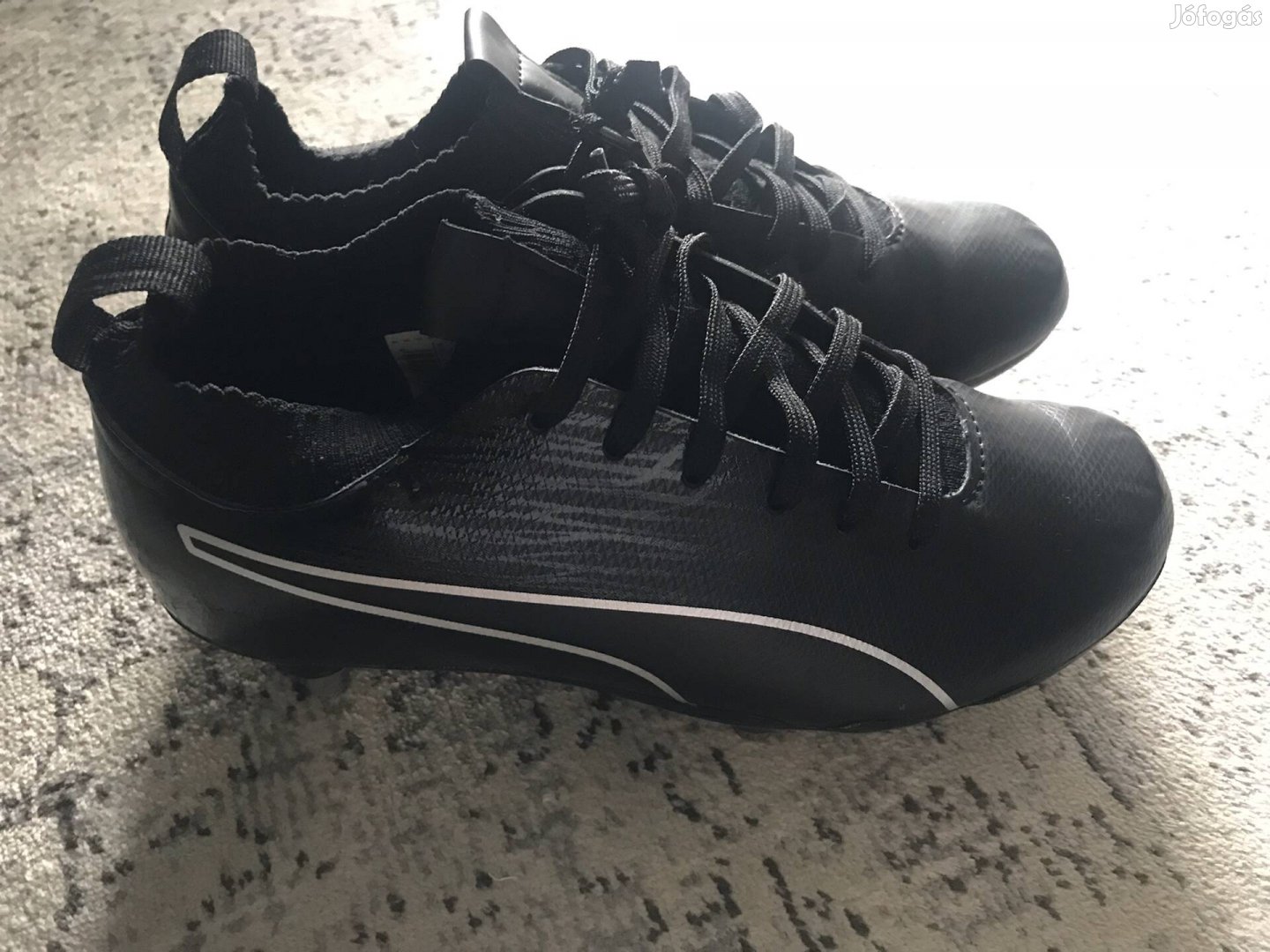Újszerű 37-es Puma focicipő