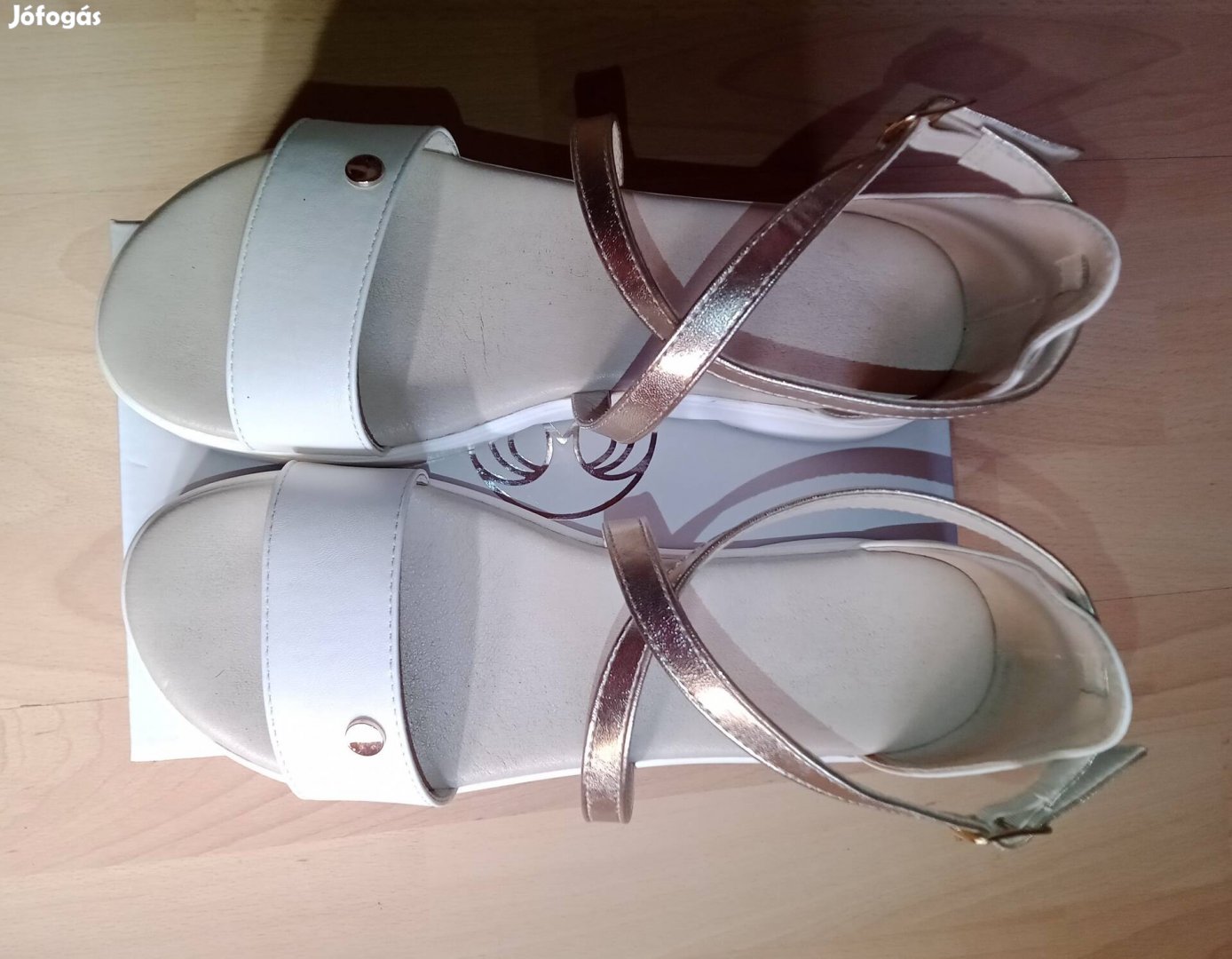 Újszerű 38-as női szandál eladó
