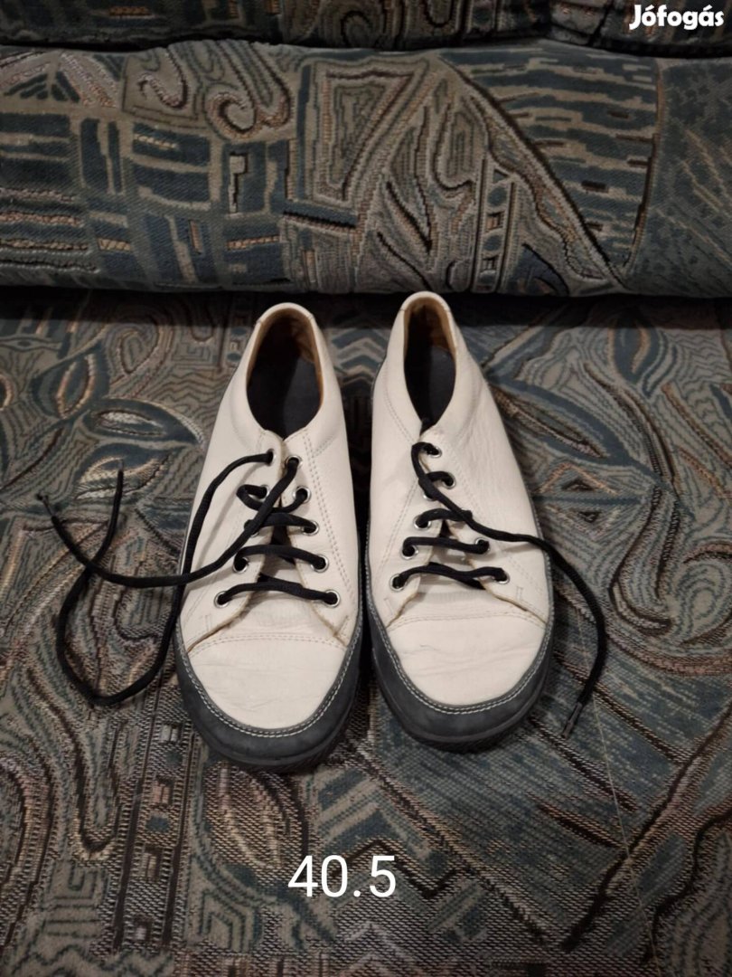 Újszerű 40.5 fehér bőrcipő