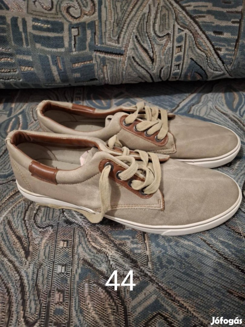 Újszerű 44 es gumis anyagú férficipő