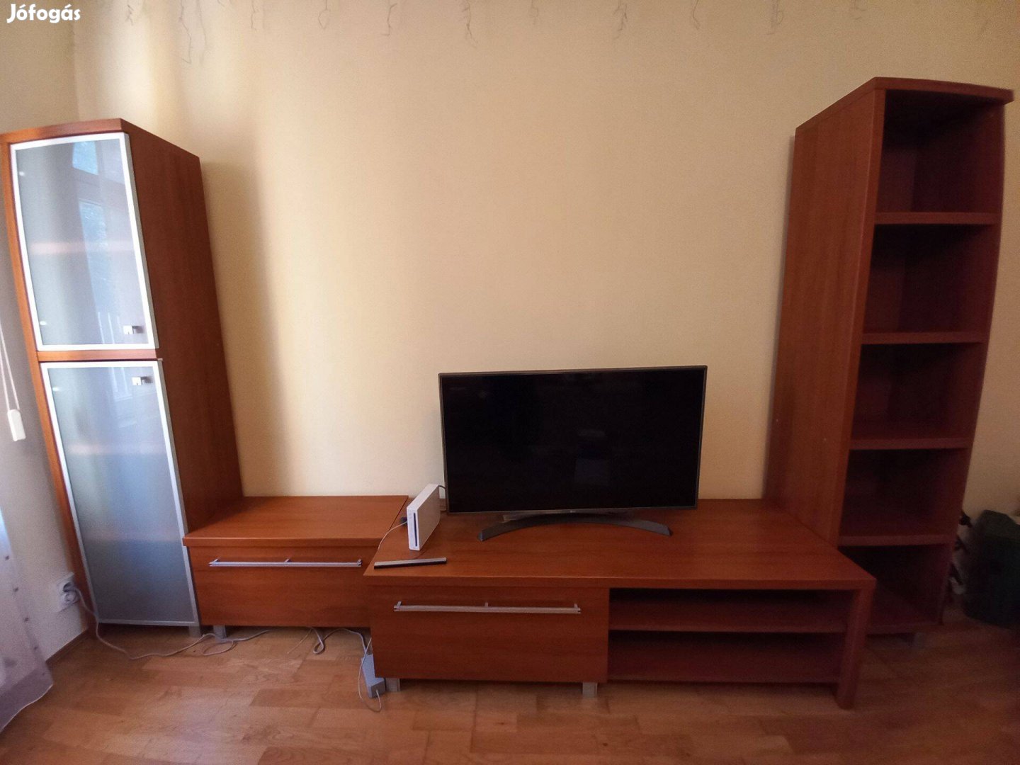 Újszerű 6db-os Cseresznye nappali szekrénysor bútor