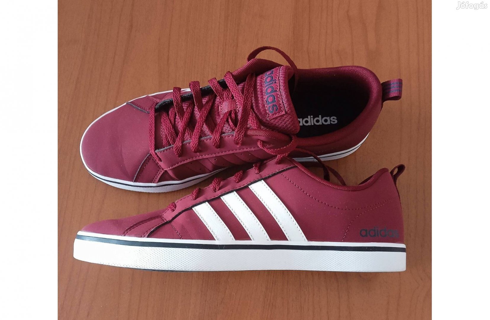Újszerű Adidas 44 és 2/3-os bordó sportcipő