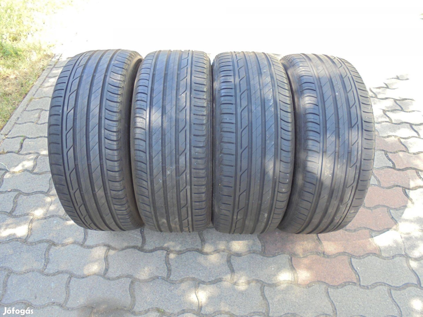 Újszerű Bridgestone 215/50 R 18-as nyári gumi eladó