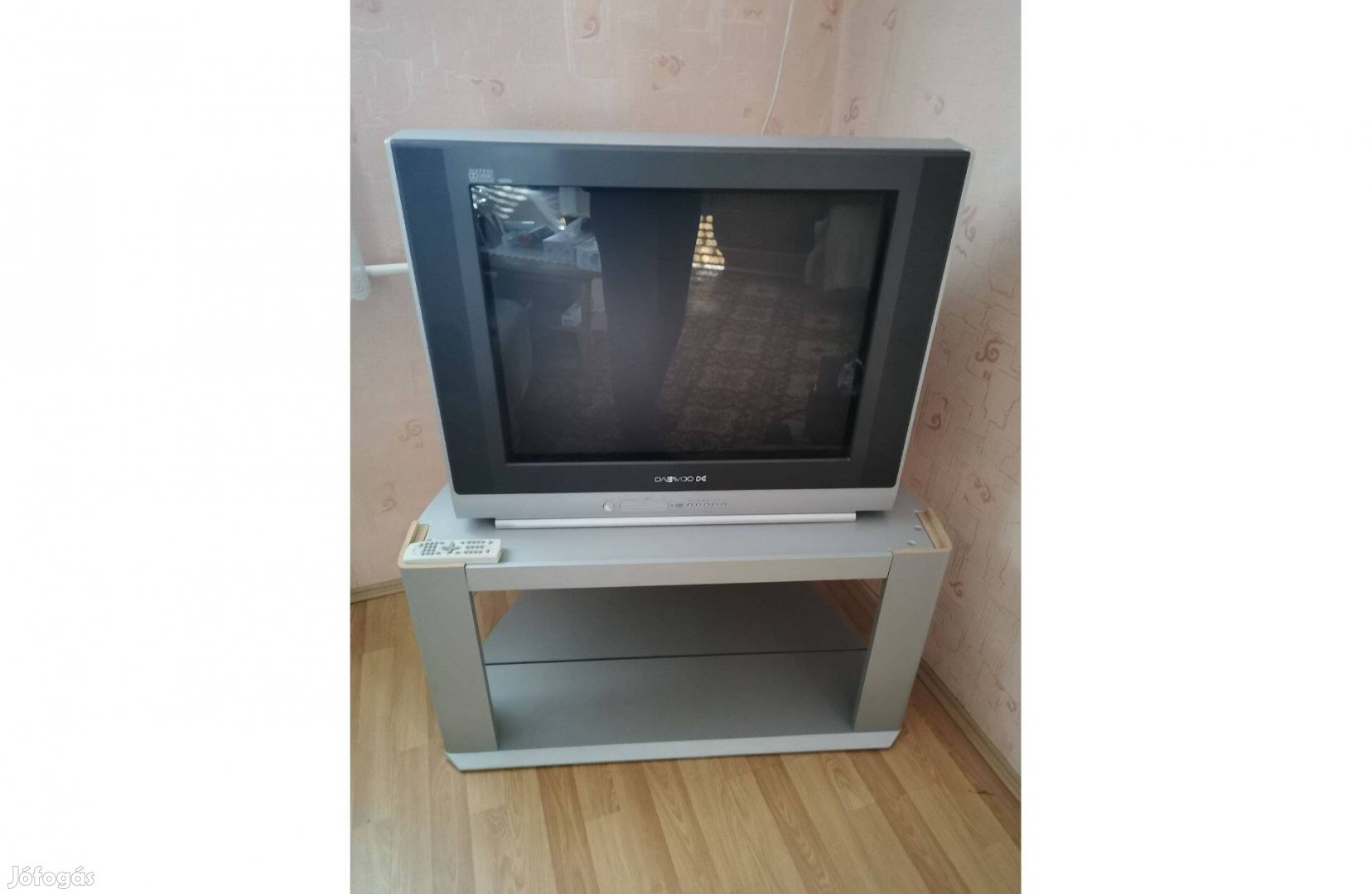 Újszerű Daewoo 28" - 72 cm TV tévé ajándék TV állvánnyal