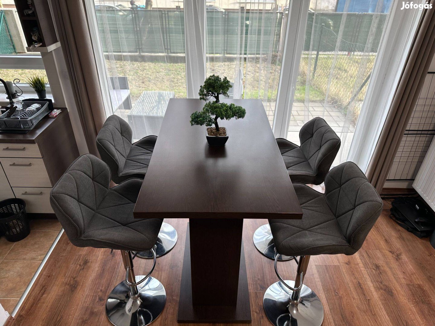 Újszerű Egyedileg csináltatott Bárasztal 4 db Bárszék