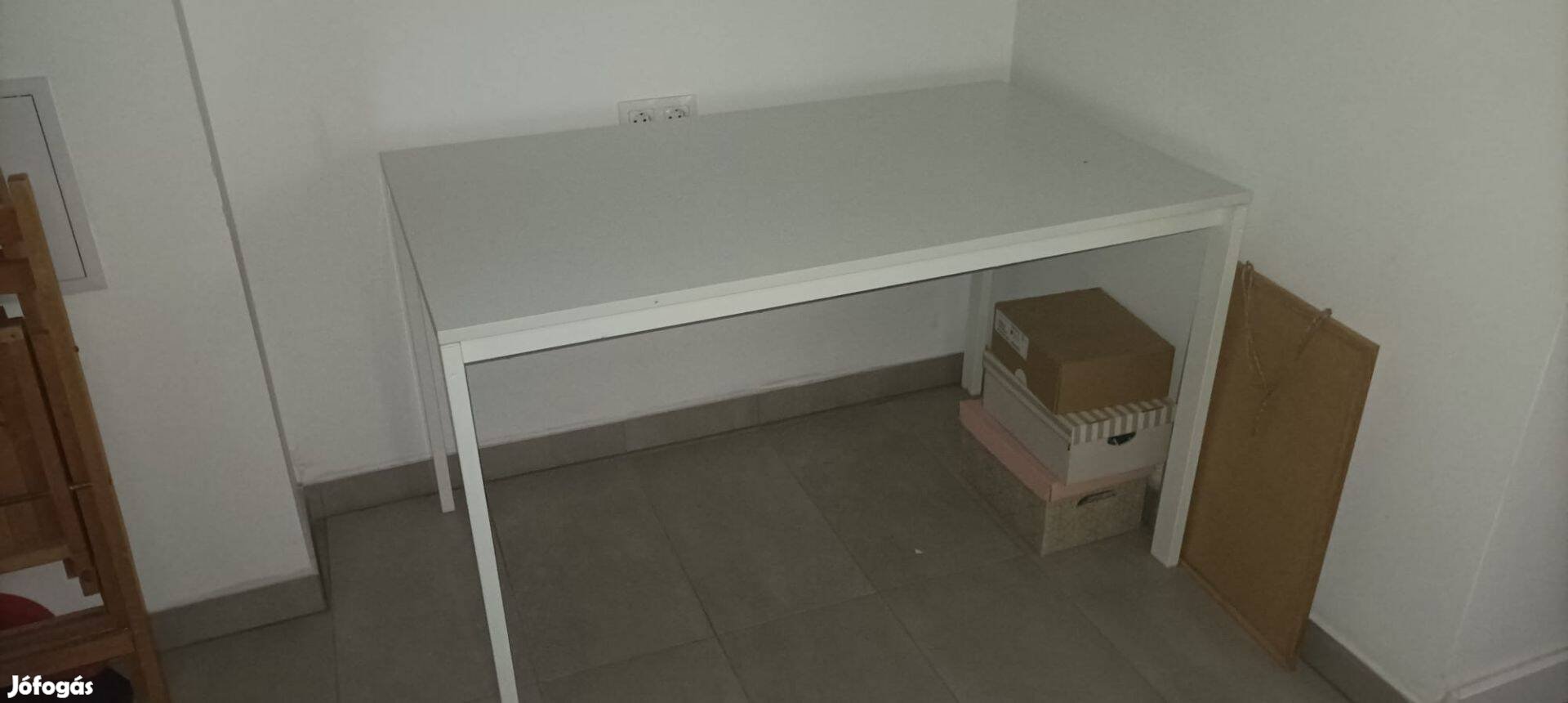 Újszerű IKEA asztal eladó alig használt