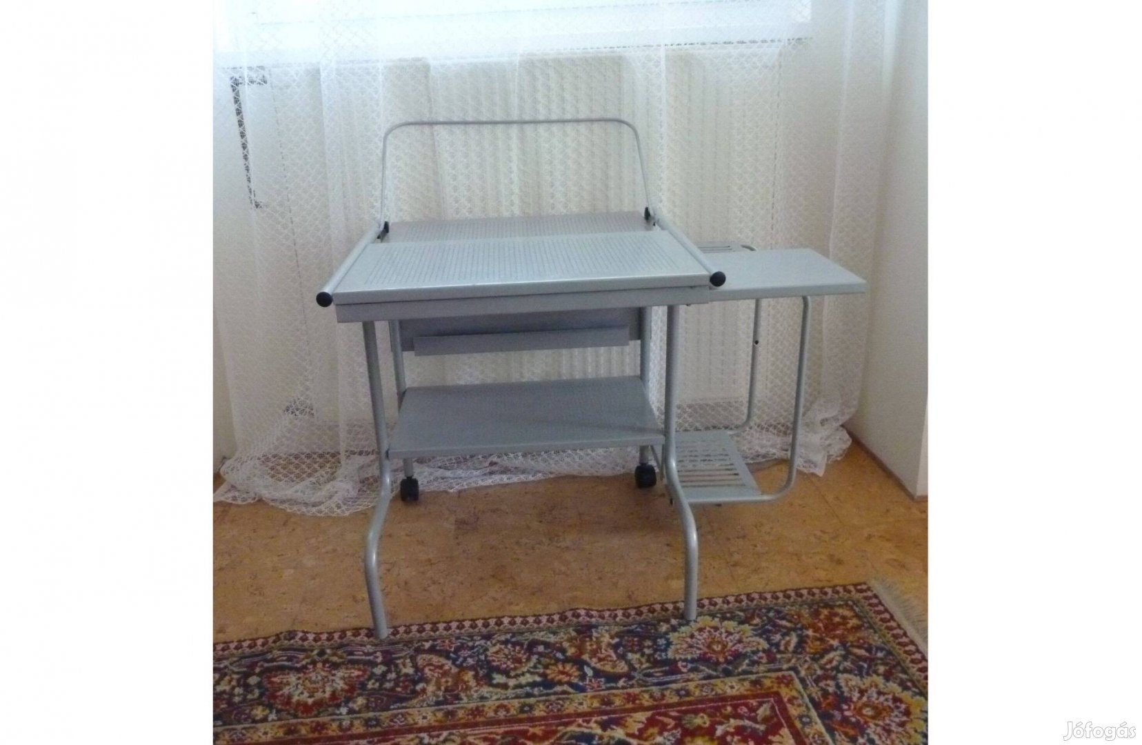 Újszerű IKEA fém gurulós számítógép laptop nyomtató asztal szürke
