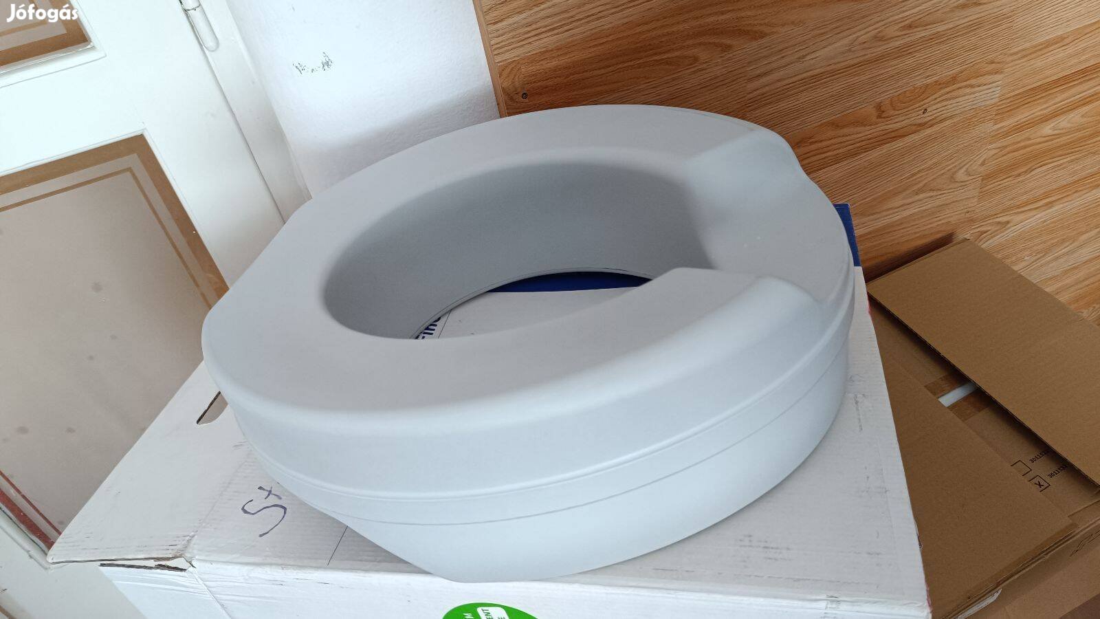 Újszerű Invacare kényelmes WC ülőke magasító - 9cm - 2