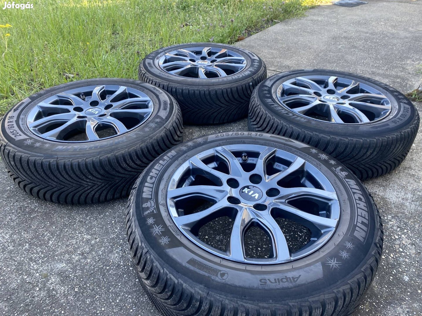 Újszerű Kia 16"-os gyári alufelni szett 205/60R16 téli gumikkal!