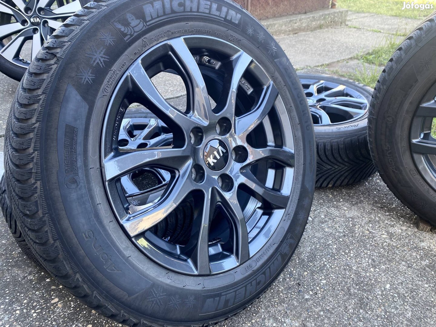 Újszerű Kia gyári 16"-os alufelni szett 205/60R16 téli gumikkal