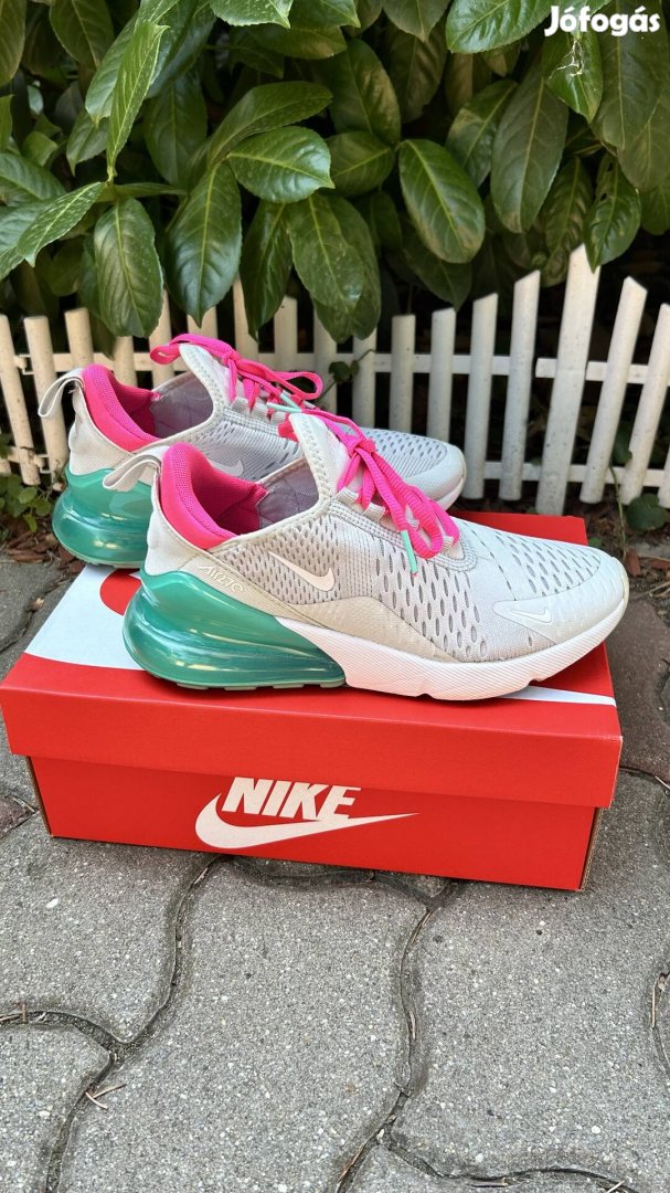 Újszerű Nike Air max 270 női cipő