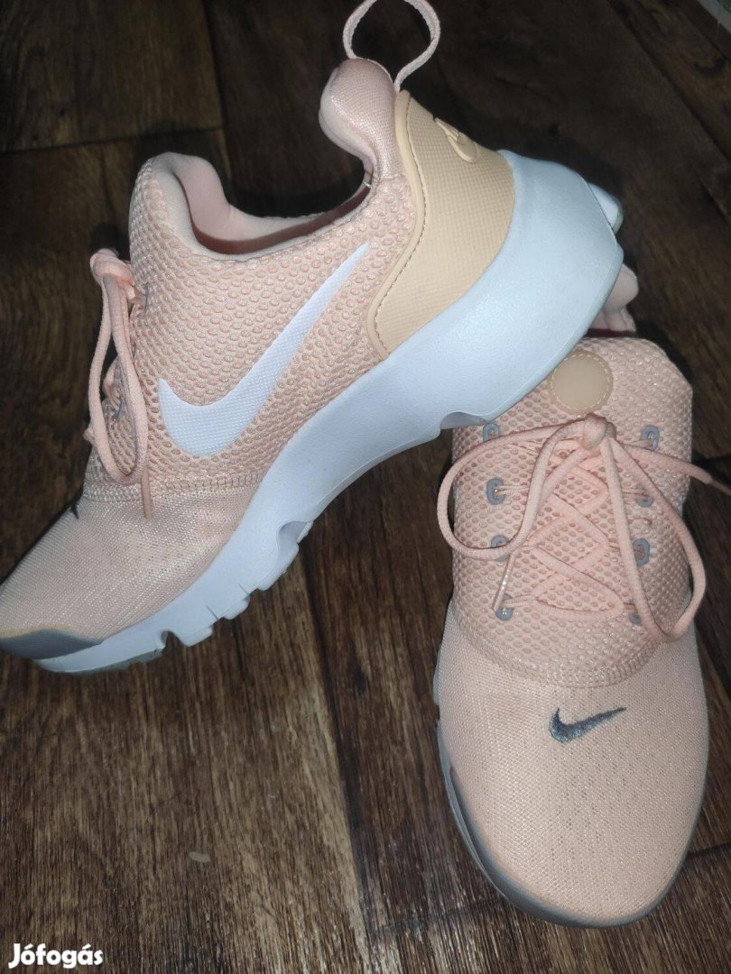 Újszerű Nike cipő - 40 (barack)