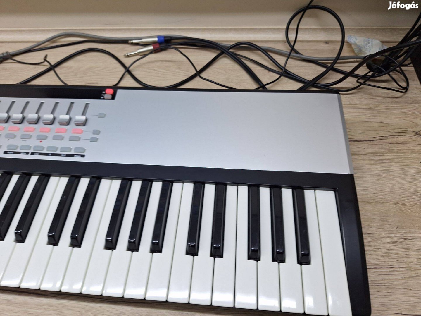 Újszerű Novation SL61 MK2 Midi vezérlő billentyűzet