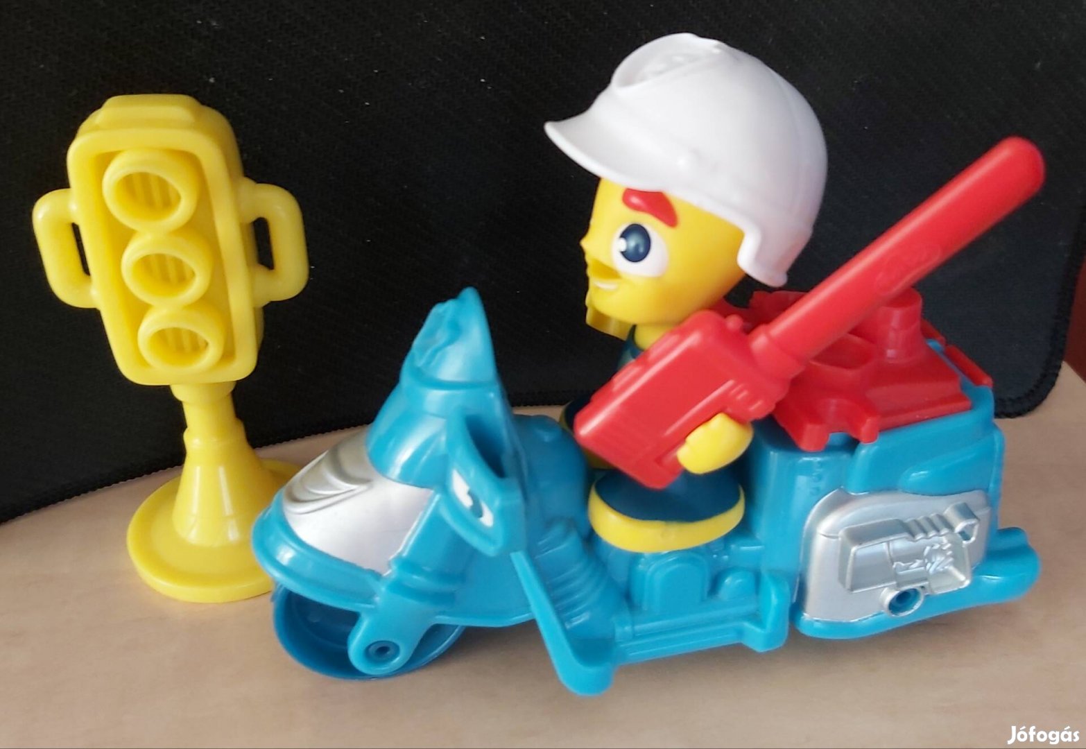 Újszerű Play-Doh Town motoros rendőr (gyurma nélkül)
