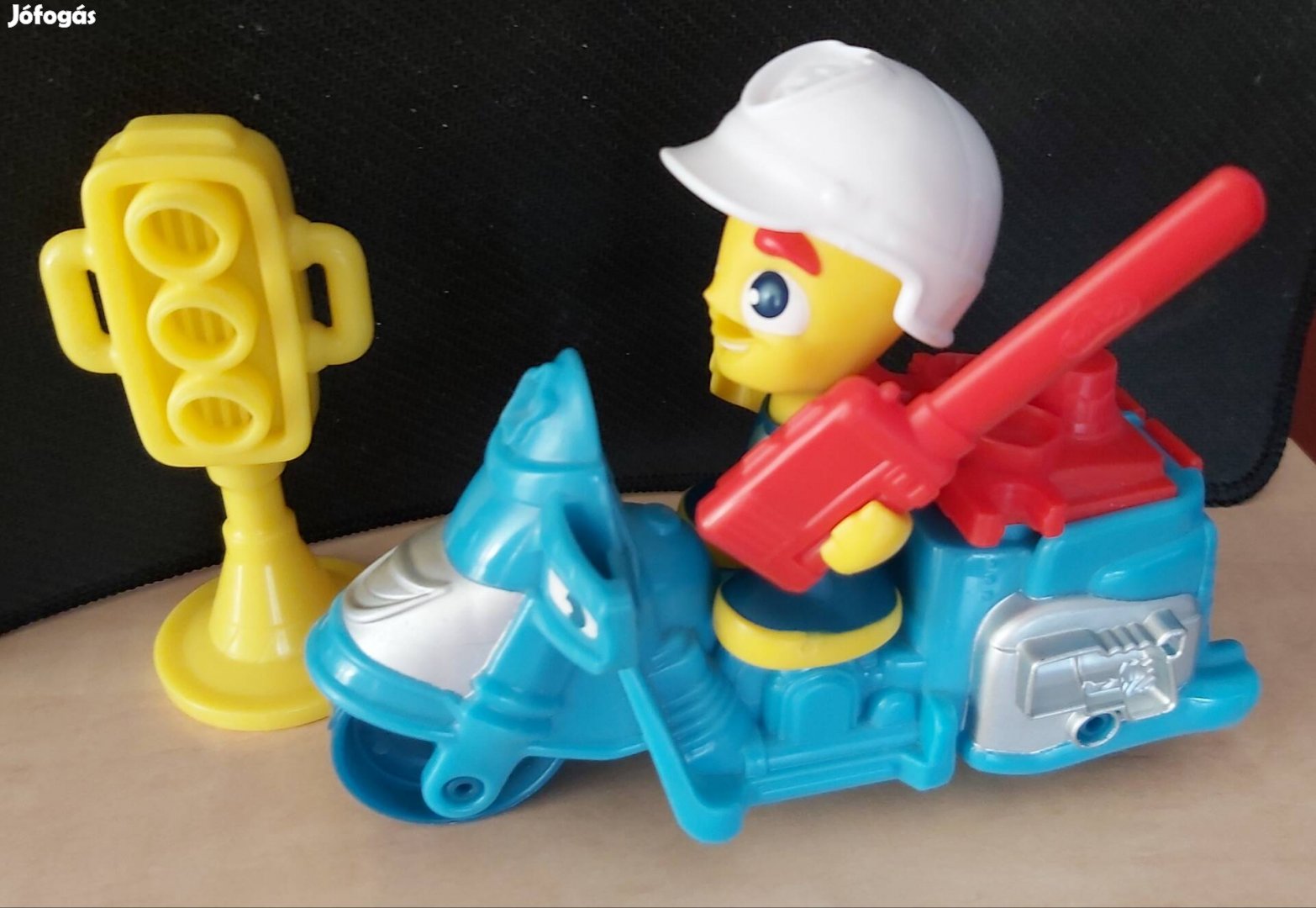 Újszerű Play-Doh Town motoros rendőr (gyurma nélkül)